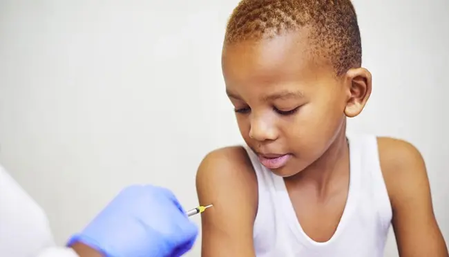 هل لقاح فيروس الورم الحليمي البشري (HPV) آمن للمراهقين؟ إجابات على مخاوف الآباء الشائعة
